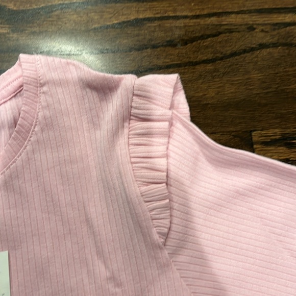 🎉NEW🎉 Pink ribbed tshirt with ruffles at shoulders - Picture 3 of 3